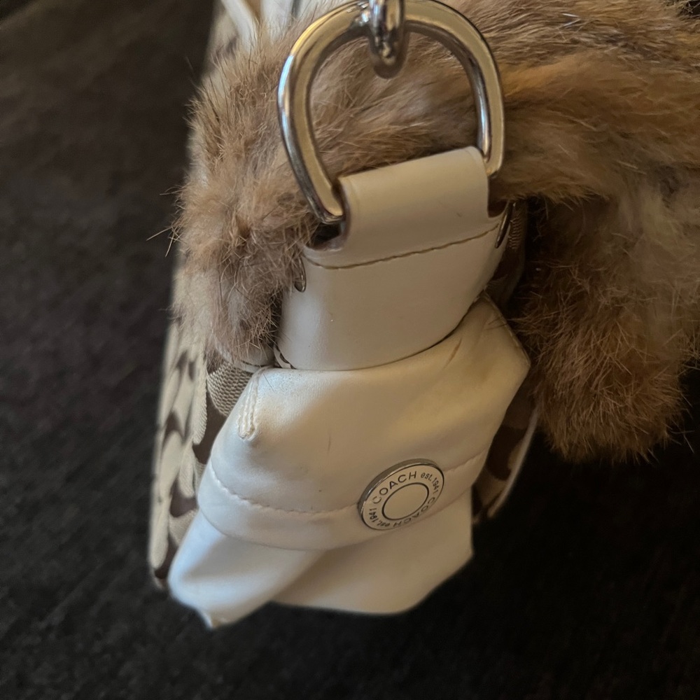 White Coach ski signature shoulder bag with fur - Picture 7 of 11